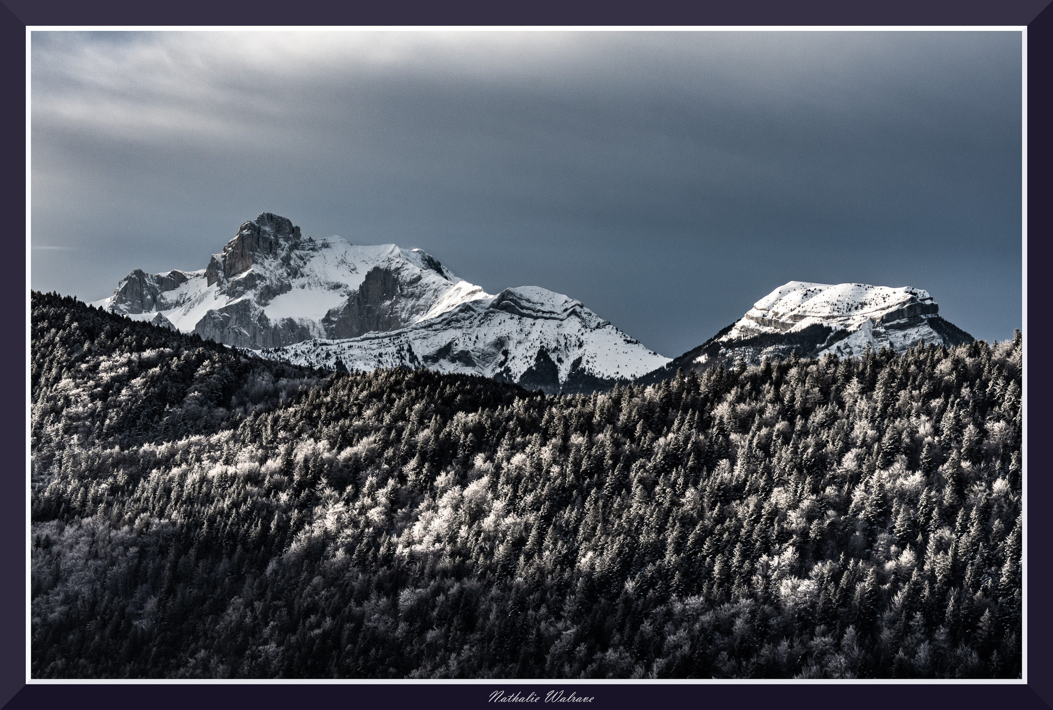 la tête de l'Obiou, son aiguille et le Chatel enneigés en noir et blanc